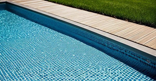Abris de piscine : choisissez l'élégance adaptée à votre jardin