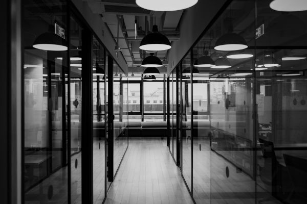 Vitrerie pour les commerces : alliez esthétique et sécurité avec des solutions adaptées