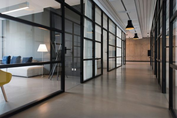 Vitrerie pour les commerces : alliez esthétique et sécurité avec des solutions adaptées