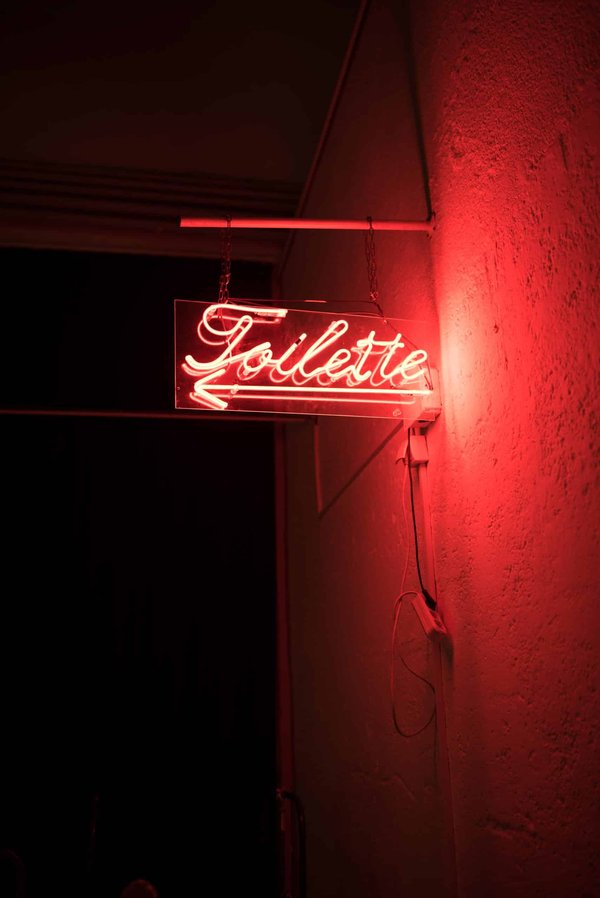 Quelles sont les bonnes pratiques pour prendre soin d'un seau utilisé pour les toilettes sèches ?