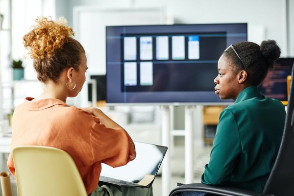 Titre de l'article connexe : "Les avantages de prendre en main vos projets électriques : risques et opportunités