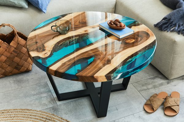 Focus sur la table appelée table rivière fait en résine epoxy