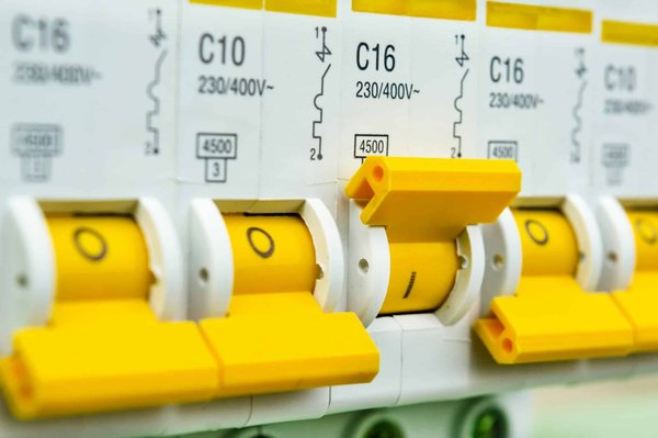 Comment choisir le bon disjoncteur Hager pour votre installation électrique ?