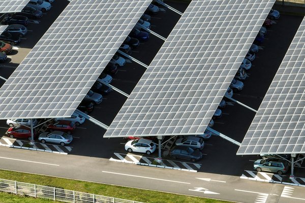 Abri de voiture en bois et solaire : protéger la voiture tout en produisant de l'énergie